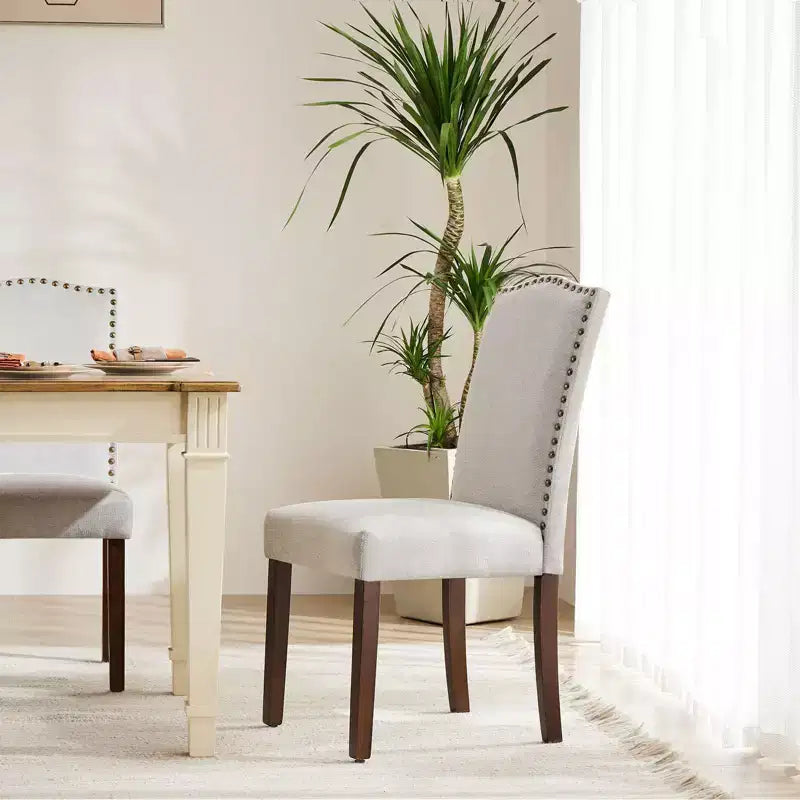 Chaises de salle à manger modernes sans accoudoirs avec tissu rembourré, garniture cloutée et pieds en bois