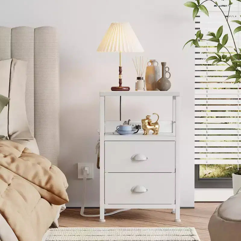 Lot de 2 tables de chevet avec station de charge et ports USB, tables d'appoint de chevet modernes avec 2 tiroirs en tissu et étagères de rangement, tables de bout, chambre à coucher, blanc