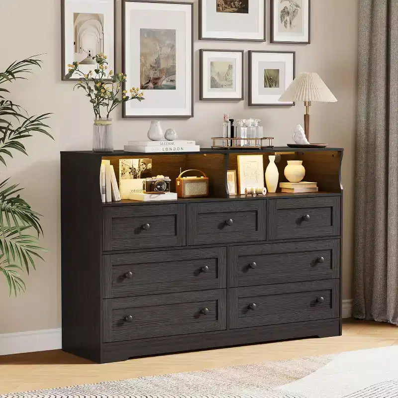 Commode en bois à 7 tiroirs - Commode moderne avec station de recharge USB et lumières LED, 2 casiers ouverts - Grande commode de chambre, Organisateur de rangement
