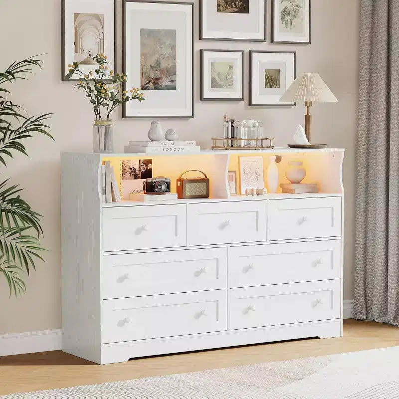 Commode en bois à 7 tiroirs - Commode moderne avec station de recharge USB et lumières LED, 2 casiers ouverts - Grande commode de chambre, Organisateur de rangement