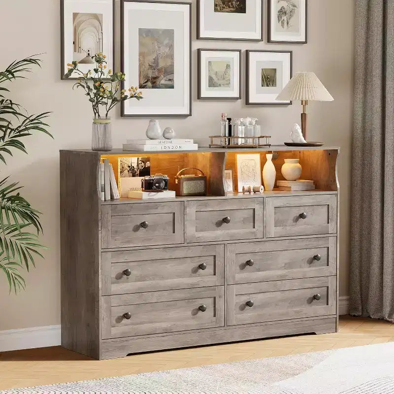 Commode en bois à 7 tiroirs - Commode moderne avec station de recharge USB et lumières LED, 2 casiers ouverts - Grande commode de chambre, Organisateur de rangement