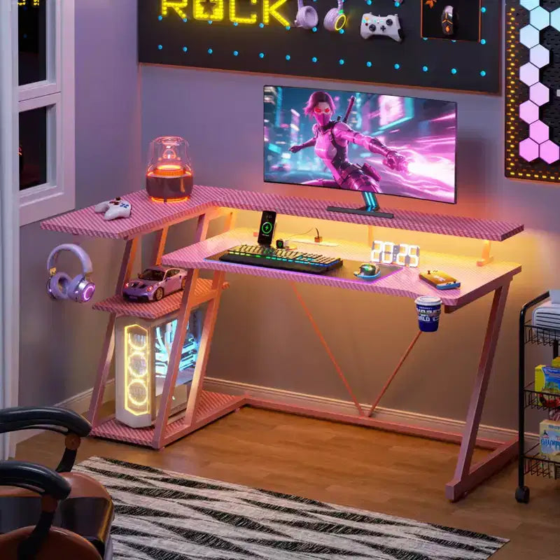 Bureau d'angle en L de 55 pouces pour jeux vidéo, rose, avec support pour écran, étagères de rangement à 3 niveaux, bureau de jeu moderne en fibre de carbone, configuration peu encombrante