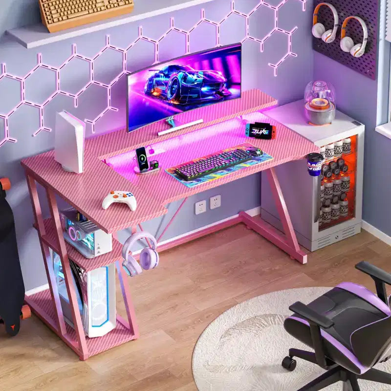 Bureau d'angle en L de 55 pouces pour jeux vidéo, rose, avec support pour écran, étagères de rangement à 3 niveaux, bureau de jeu moderne en fibre de carbone, configuration peu encombrante