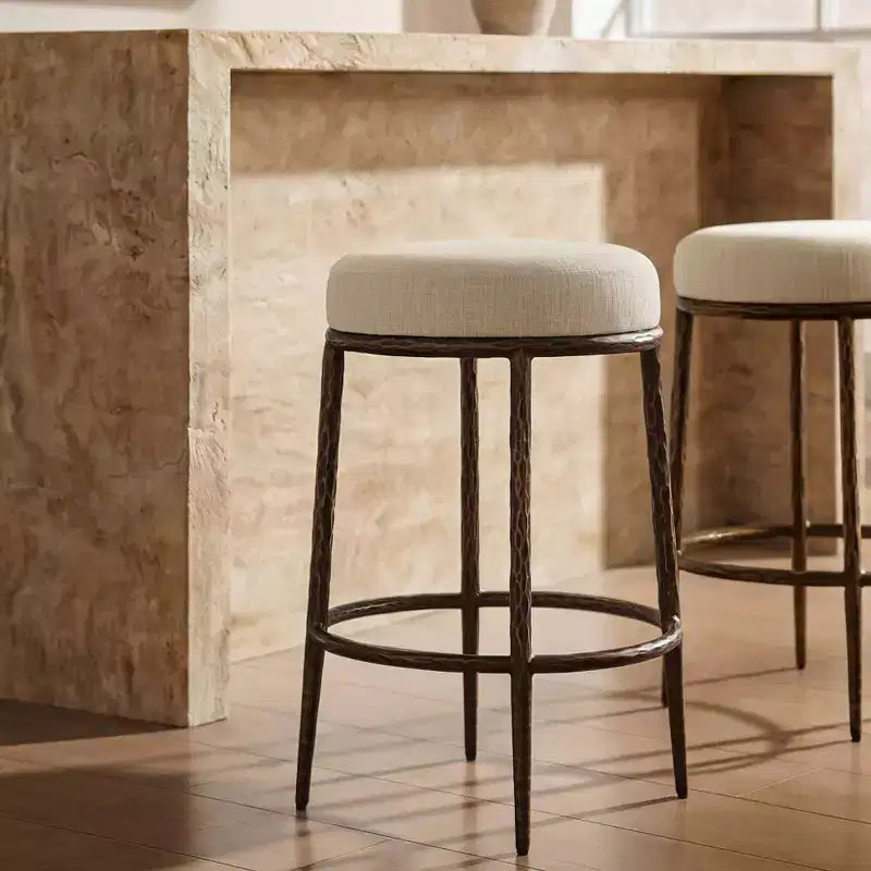 Lot de 2 tabourets de bar hauteur comptoir, tabourets de comptoir modernes rembourrés avec pieds en fer bronze martelé, chaises d'îlot en tissu bouclé pour salle à manger et bar