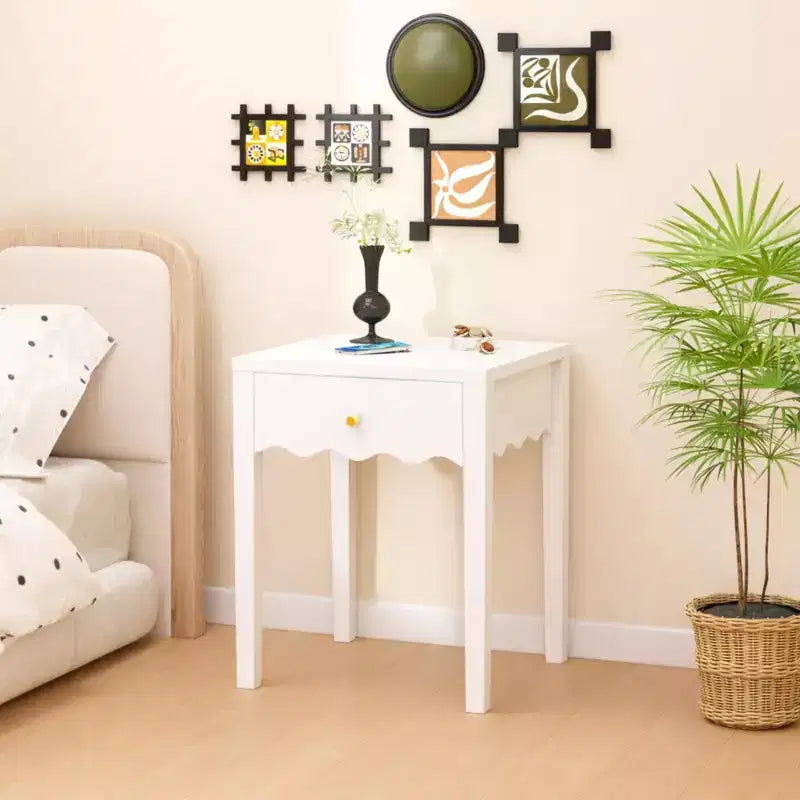 Table de chevet blanche avec tiroir, table de chevet moderne avec tablier ondulé, table d'appoint compacte pour chambre et salon, petite table d'appoint avec rangement