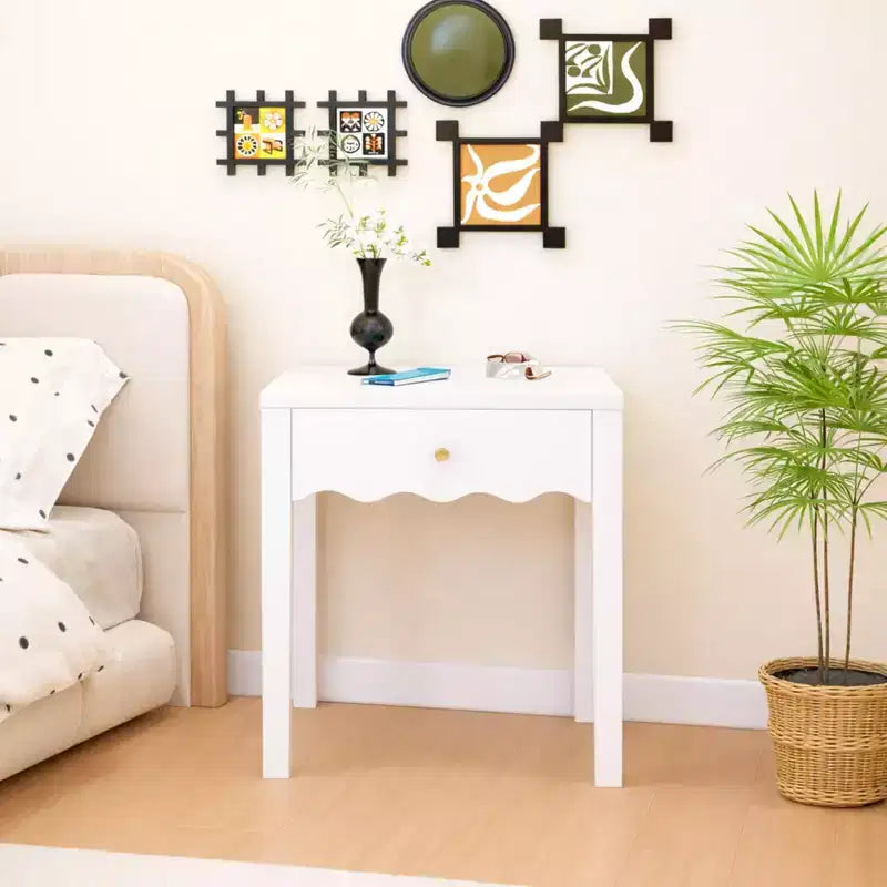Table de chevet blanche avec tiroir, table de chevet moderne avec tablier ondulé, table d'appoint compacte pour chambre et salon, petite table d'appoint avec rangement