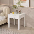 Table de chevet blanche avec tiroir, table de chevet moderne avec tablier ondulé, table d'appoint compacte pour chambre et salon, petite table d'appoint avec rangement