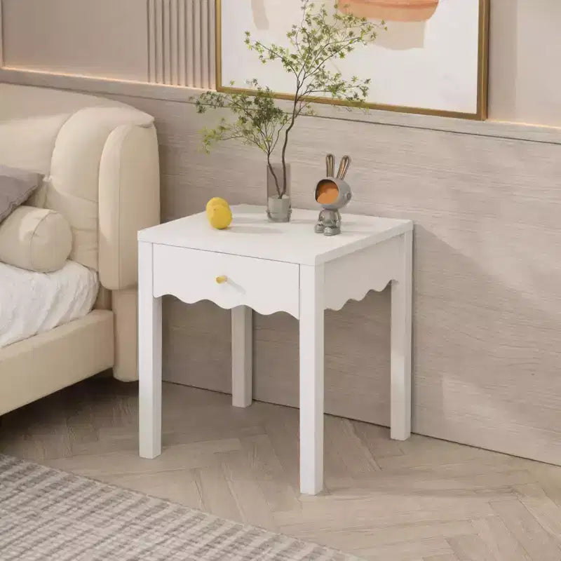 Table de chevet blanche avec tiroir, table de chevet moderne avec tablier ondulé, table d'appoint compacte pour chambre et salon, petite table d'appoint avec rangement