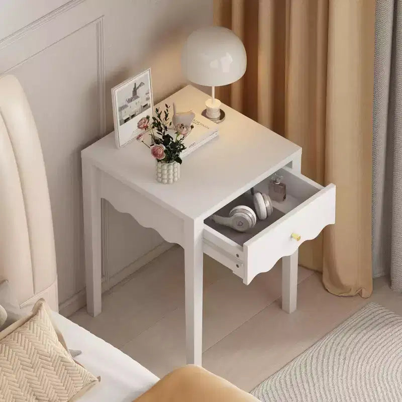 Table de chevet blanche avec tiroir, table de chevet moderne avec tablier ondulé, table d'appoint compacte pour chambre et salon, petite table d'appoint avec rangement